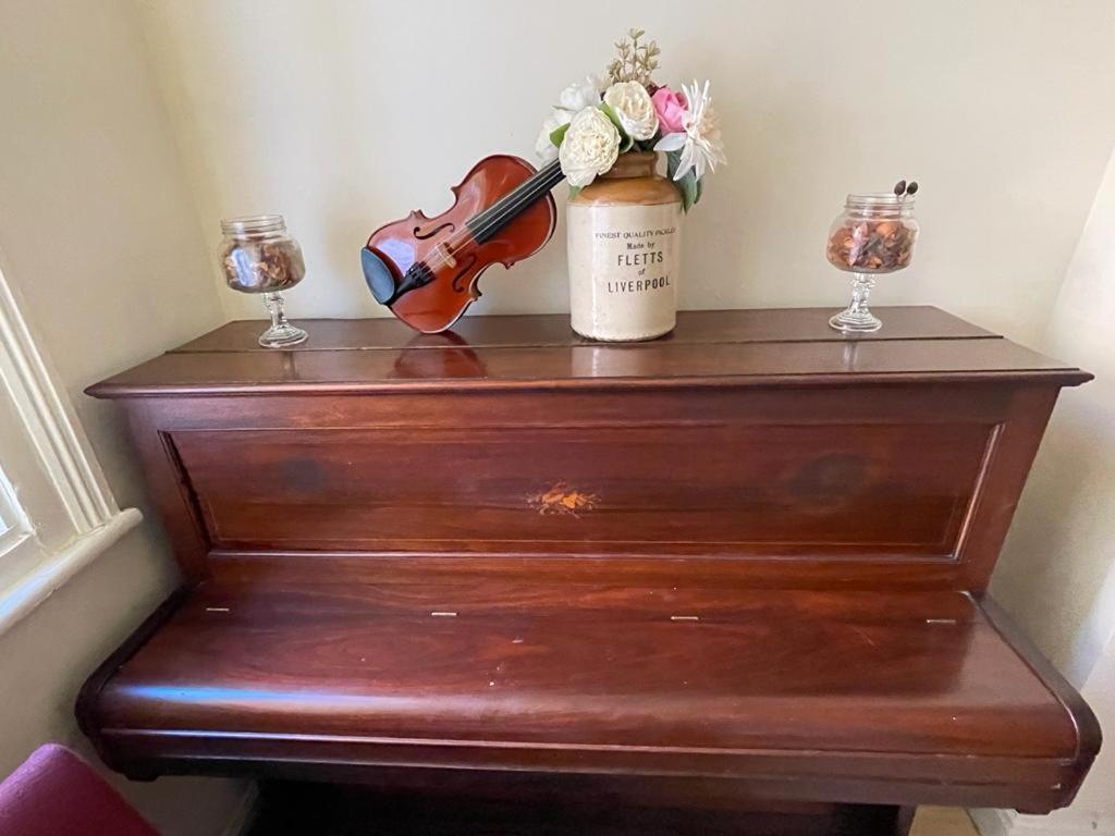 Room In Family Home Near Penny Lane Liverpool Bagian luar foto