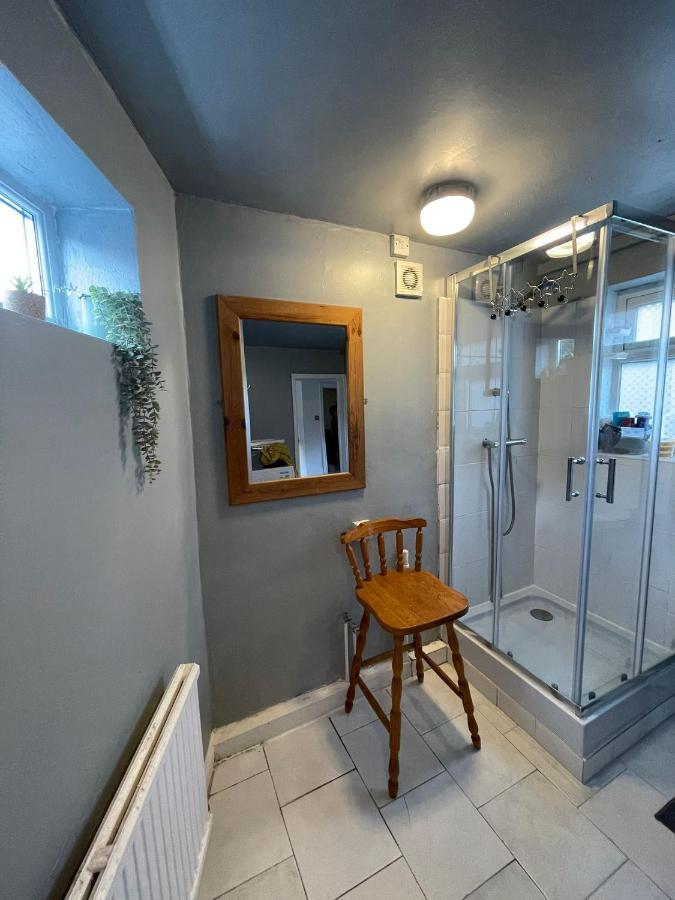 Room In Family Home Near Penny Lane Liverpool Bagian luar foto