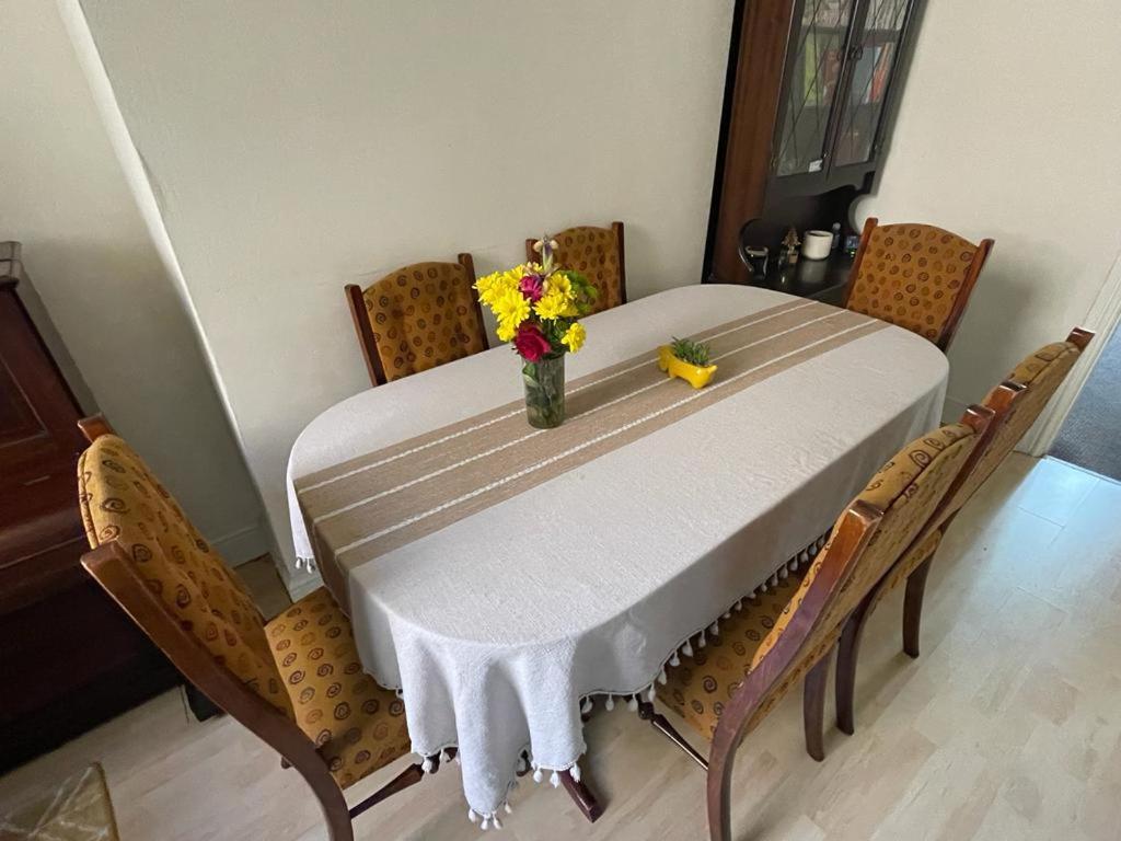 Room In Family Home Near Penny Lane Liverpool Bagian luar foto
