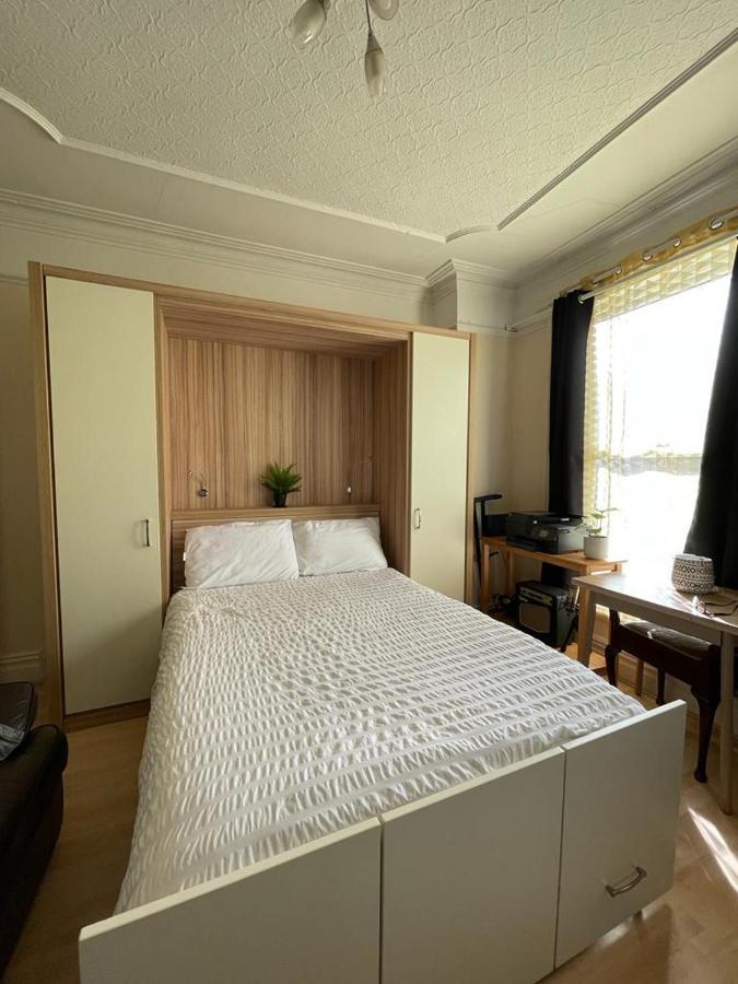 Room In Family Home Near Penny Lane Liverpool Bagian luar foto