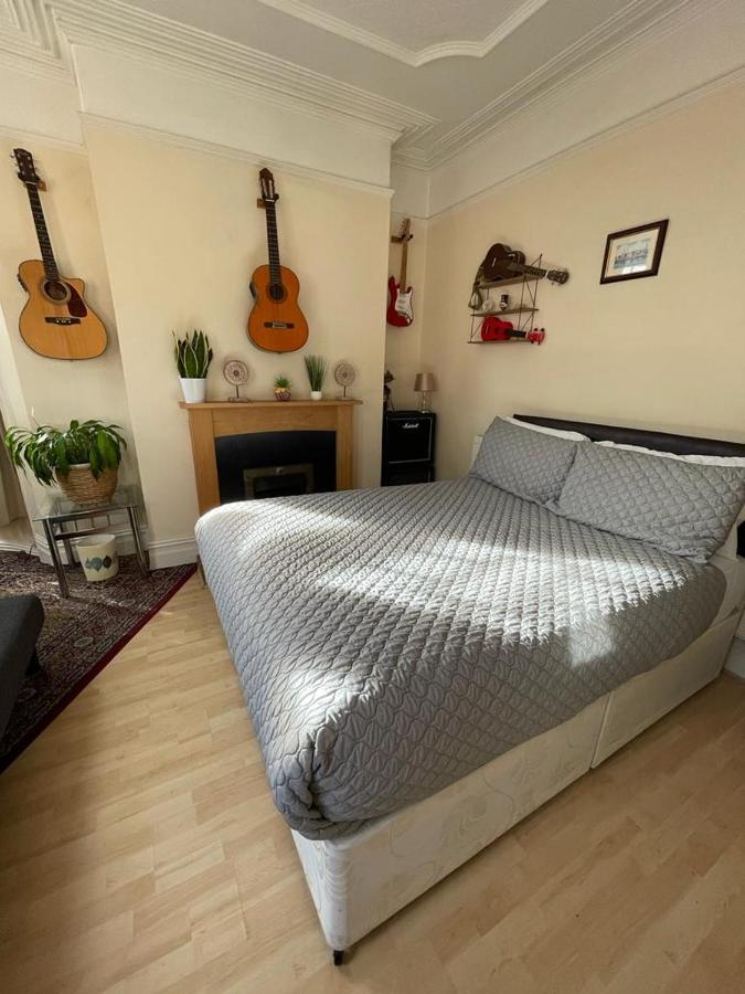 Room In Family Home Near Penny Lane Liverpool Bagian luar foto