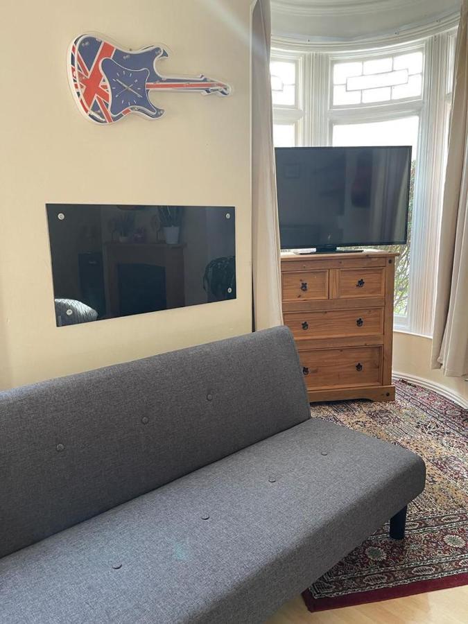 Room In Family Home Near Penny Lane Liverpool Bagian luar foto