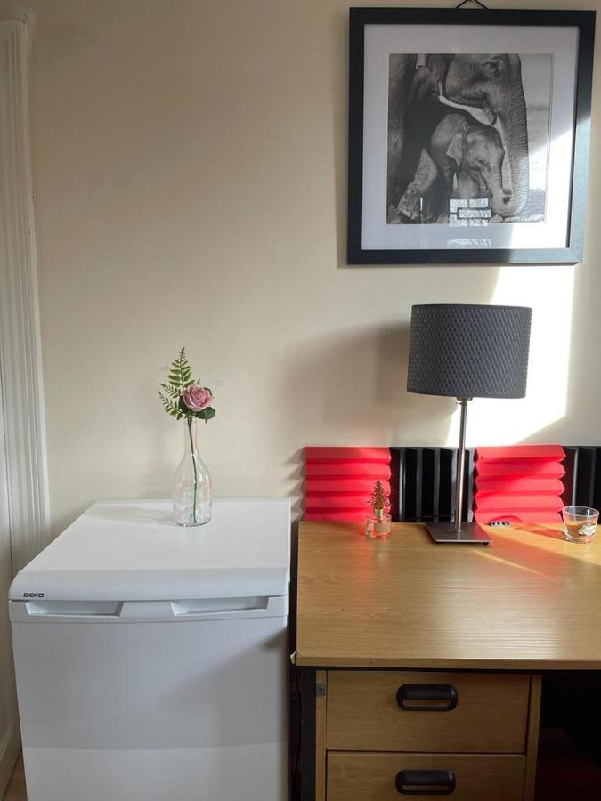 Room In Family Home Near Penny Lane Liverpool Bagian luar foto