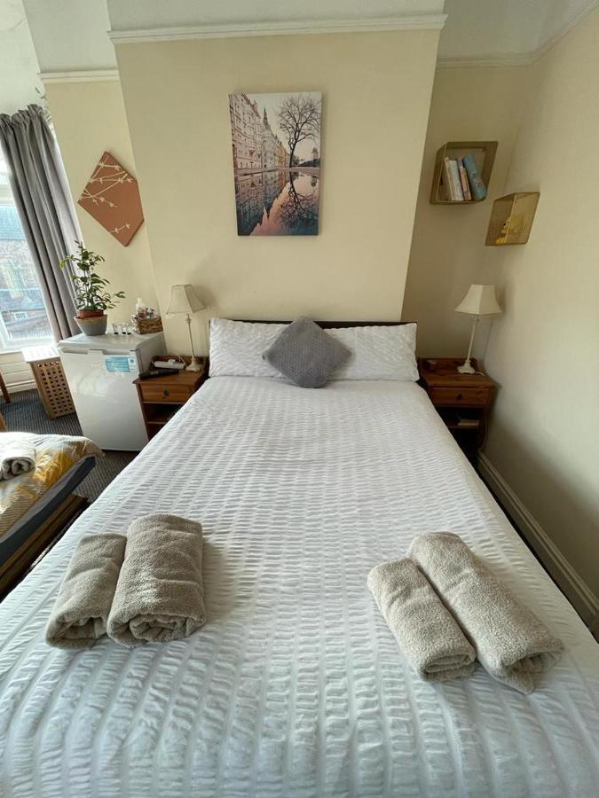 Room In Family Home Near Penny Lane Liverpool Bagian luar foto