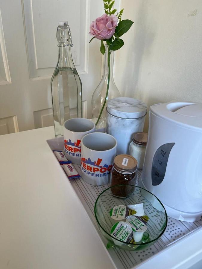 Room In Family Home Near Penny Lane Liverpool Bagian luar foto