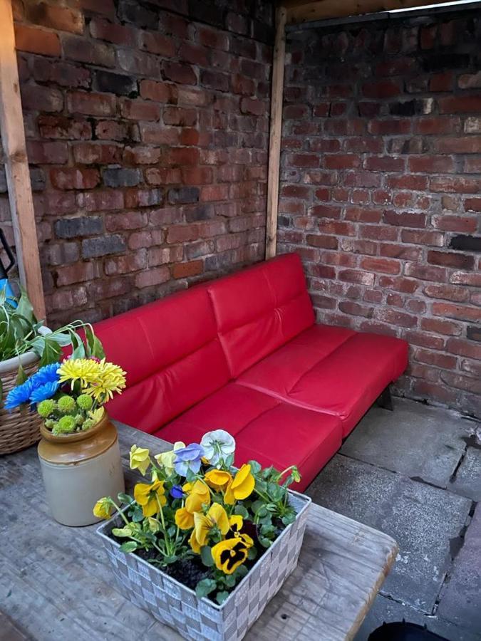 Room In Family Home Near Penny Lane Liverpool Bagian luar foto