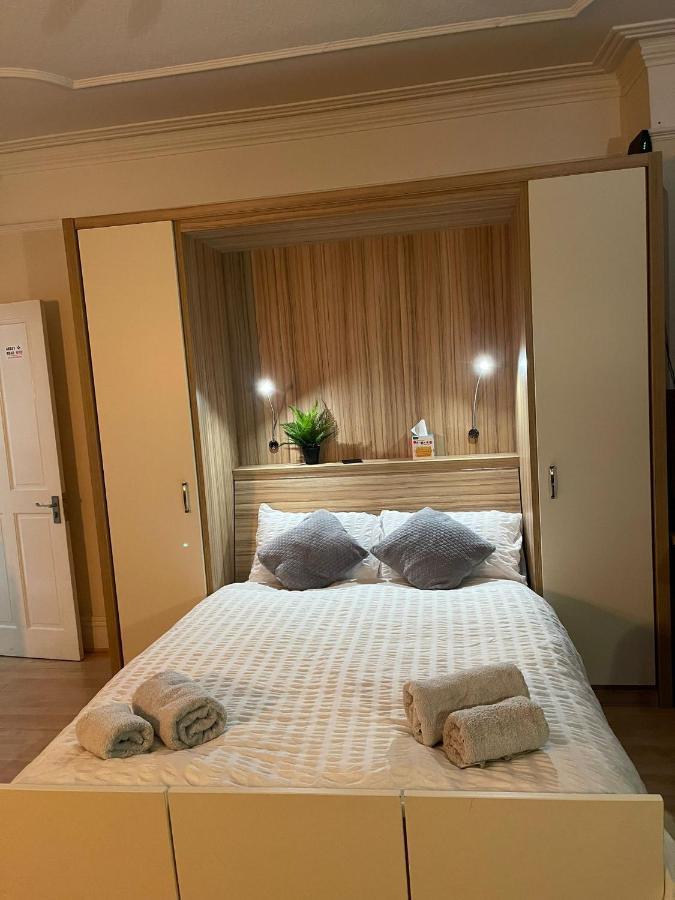 Room In Family Home Near Penny Lane Liverpool Bagian luar foto