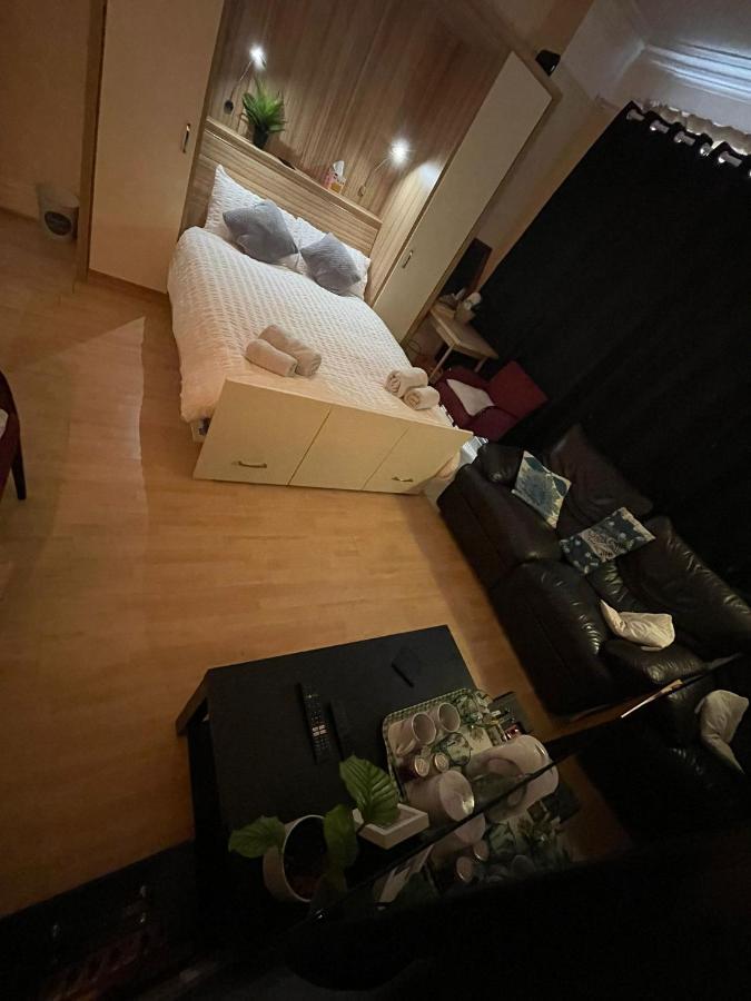 Room In Family Home Near Penny Lane Liverpool Bagian luar foto