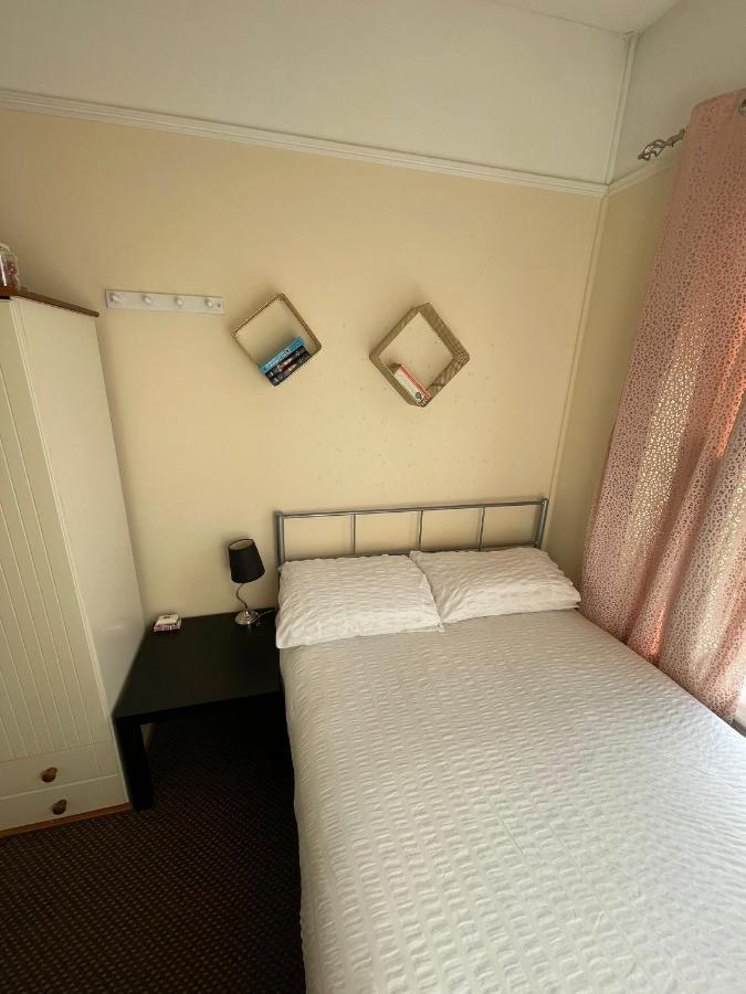 Room In Family Home Near Penny Lane Liverpool Bagian luar foto